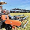 Presiden  turun langsung ke sawah mengoperasikan combine-harvester. Presiden  turun langsung ke sawah mengoperasikan combine-harvester.
